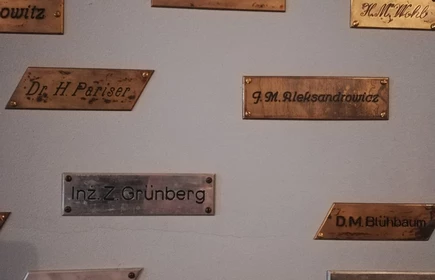 Tabliczki pamiątkowe z nazwiskami
