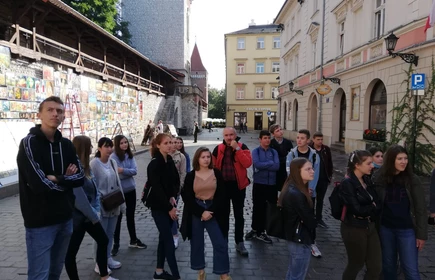 Grupowe zdjęcie uczniów wraz z nauczycielami podczas wycieczki
