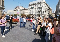 Grupowe zdjęcie uczestników podczas zwiedzania Lwowa.