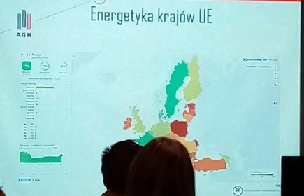 Zdjęcie ekranu projektora z jednym z zagadnień wykładu 