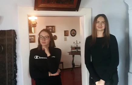 Zdjęcie dwóch uczennic w muzeum 
