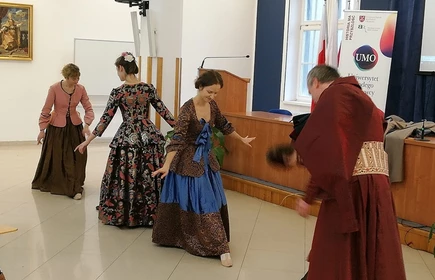 Na zdjęciu kobiety i mężczyźni  w strojach z epoki podczas tańczenia