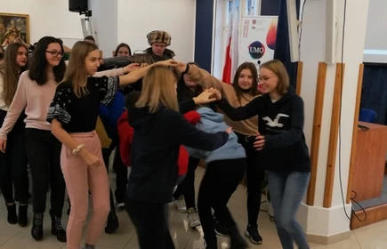 Uczniowie podczas zabawy tanecznej 