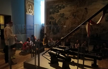 Grupa os&oacute;b podczas wykładu w muzeum 