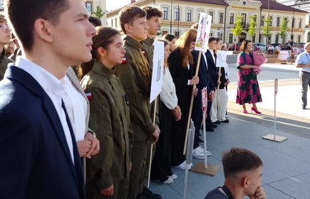 uczniowie szkóy stojący na bocheńskim rynku