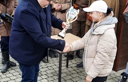 starosta bocheński nagradza uczennicę po biegu