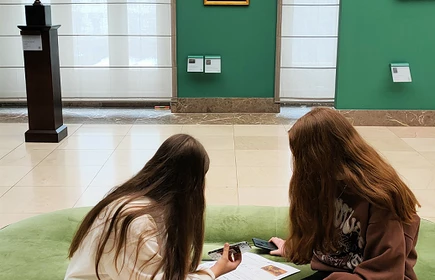 dzieci w galerii obraz&oacute;w