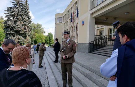Na zdjęciu żołnierz stojący na schodach 
