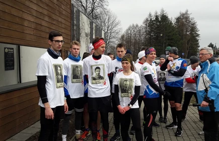 Grupowe zdjęcie uczestników biegu 