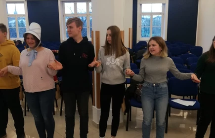 Na zdjęciu uczniowie trzymający się za ręce 