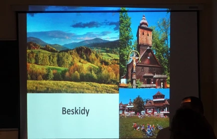 Na zdjęciu ekran projektora na kt&oacute;rym prezentowany są zdjęcia