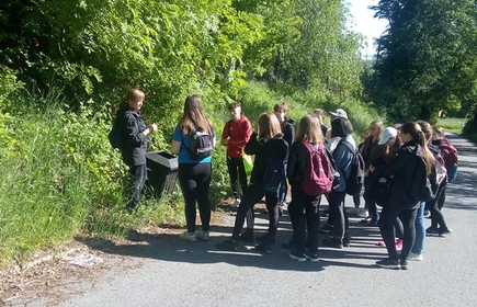 Grupowe zdjęcie uczni&oacute;w na w trakcie wyprawy naukowej 