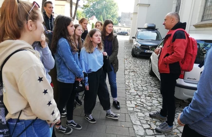 Grupowe zdjęcie uczniów wraz z nauczycielami podczas wycieczki