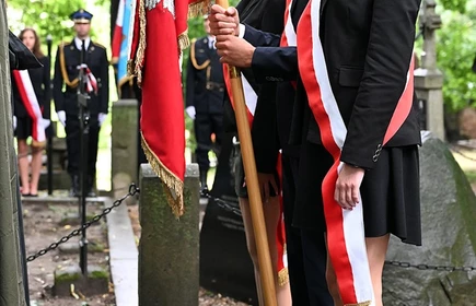 Uczniowie trzymający sztandar 
