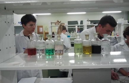 Zajęcia laboratoryjne prowadzone w ramach wsp&oacute;łpracy z  Wydziałem Chemii UJ 10