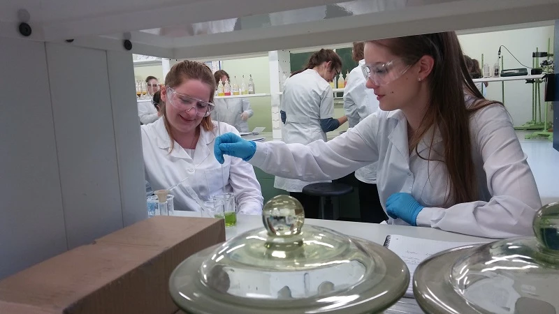 Zajęcia laboratoryjne prowadzone w ramach współpracy z  Wydziałem Chemii UJ 3