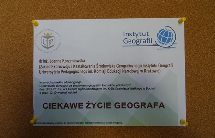 Zdjęcie przedstawia ulotkę wykładu - informacja na temat autora, oraz tematu.
