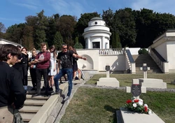 Zdjęcie prezentuje: uczestników projektu na Lwowskim cmentarzu.