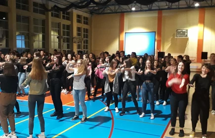 Grupowe zdjęcie uczestników podczas tańczenia