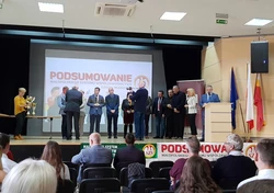 Zdjęcie przedstawia wręczenie pucharów na scenie