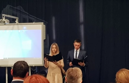 Na zdjęciu dwie osoby podczas czytania