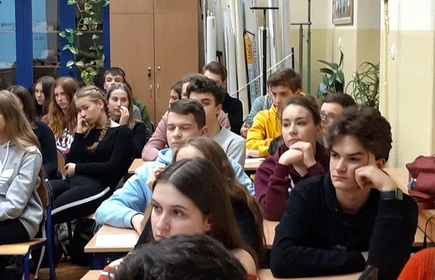 Grupowe zdjęcie osób podczas wykładu 