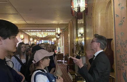 uczniowie zwiedzający muzeum