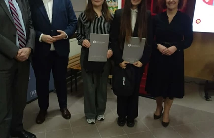 Dzieci pozują z oficjelami