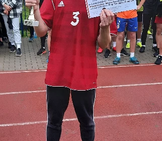 Antoni Prezentuje dyplom