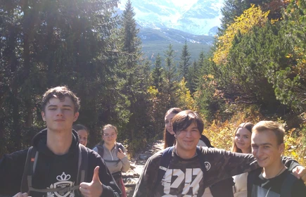 Dzieci na tle g&oacute;rskiego krajobrazu