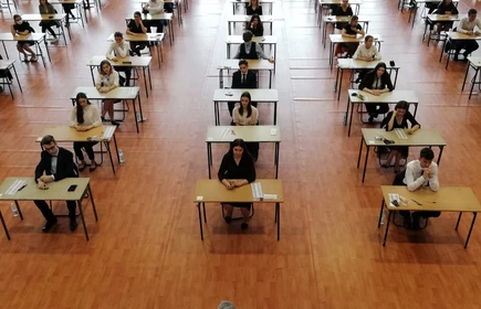 Grupowe zdjęcie osób piszących maturę