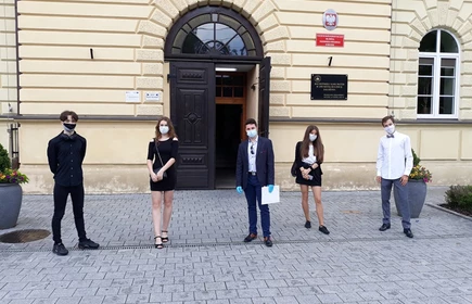 Zdjęcie uczniów przed szkołą 