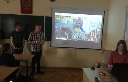 Na zdjęciu uczniowie w trakcie wykładu