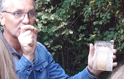 Specjalista tłumaczący uczniom 