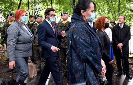 Uczestnicy obchodów rocznicy w tle żołnierze 