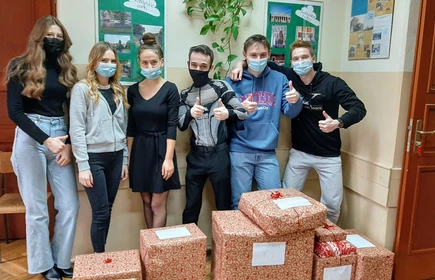 Grupowe zdjęcie uczniów przy paczkach świątecznych 