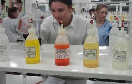 Zajęcia laboratoryjne prowadzone w ramach wsp&oacute;łpracy z  Wydziałem Chemii UJ 6