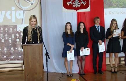 Dwudziestu Dyrektor&oacute;w i ślubowanie klas pierwszych 12