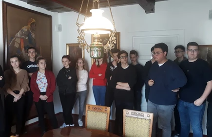 Grupowe zdjęcie uczestników wykonane w muzeum 