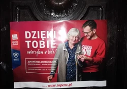 Zdjęcie plakatu znajdującego się na drzwiach 