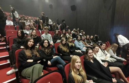 uczniowie siedzący w teatrze