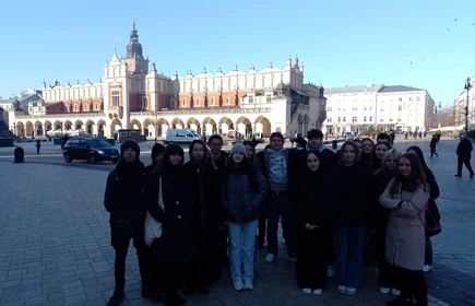 uczniowie stojący na krakowskim rynku