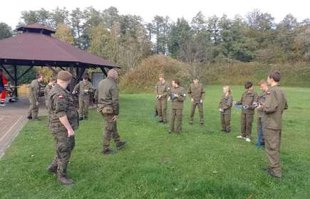 uczniowie w mundurach chodzący pa placu strzelnicy