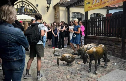 uczniowie zwiedzający stare miasto