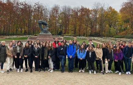 grupa dzieci pod pomnikiem chopina