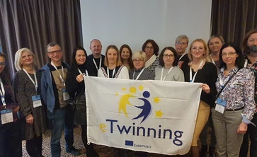 Grupa nauczycieli z flagą twinning
