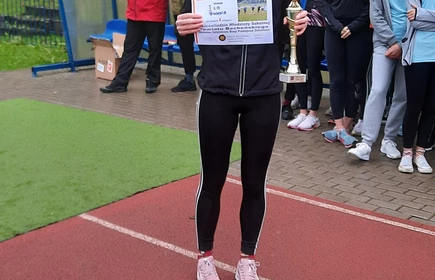 Biegaczka prezentuje dyplom