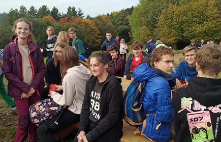 Dzieci na tle g&oacute;rskiego krajobrazu