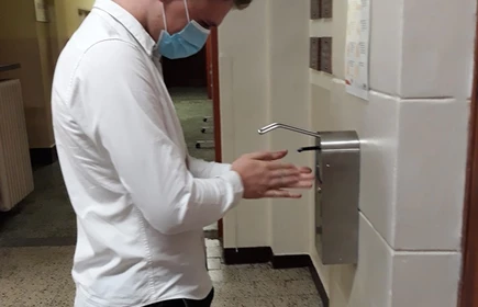 Na zdjęciu jeden z uczniów podczas dezynfekcji rąk 