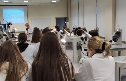 Grupowe zdjęcie uczniów oraz wykładowcy z laboratorium 